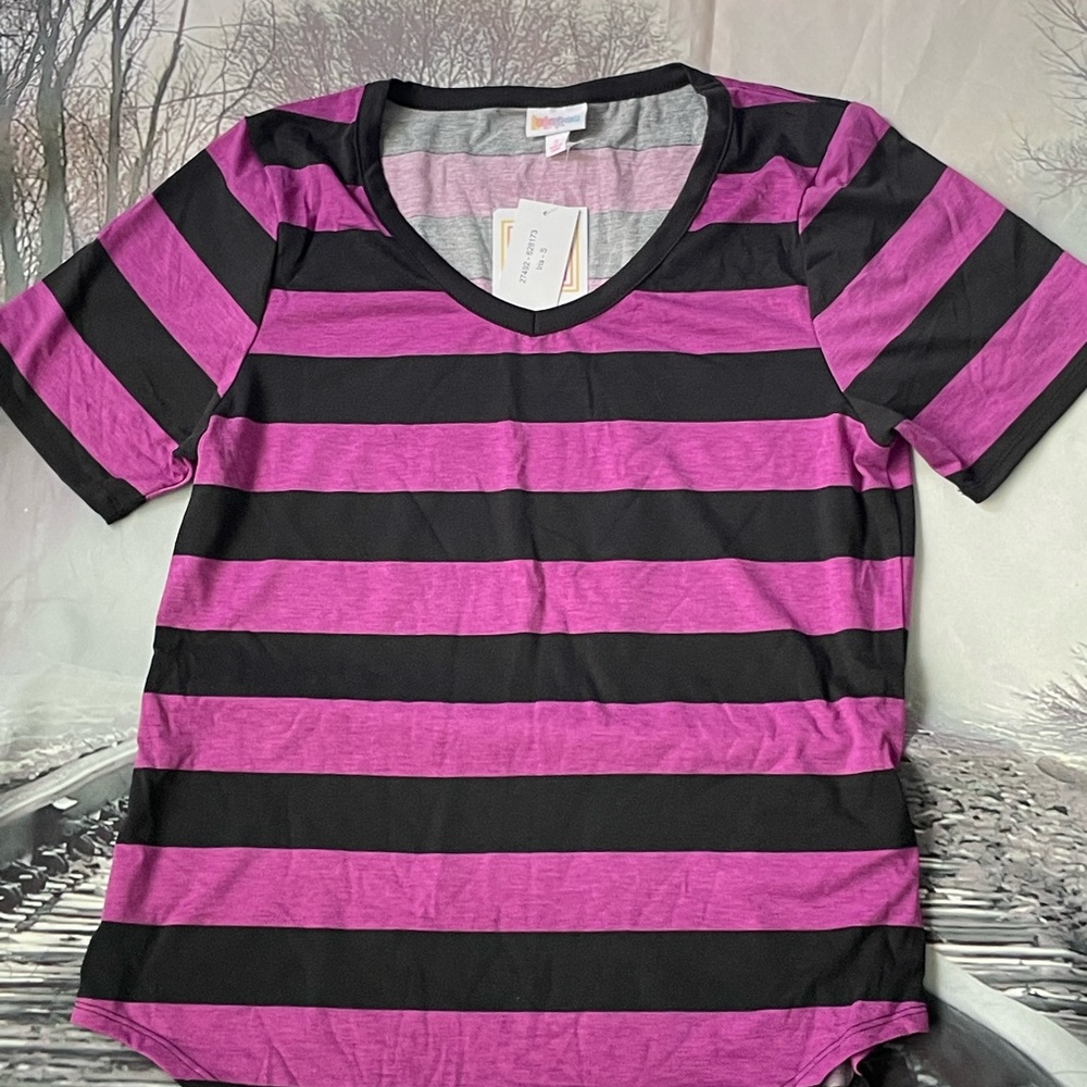 Lularoe Iris tee